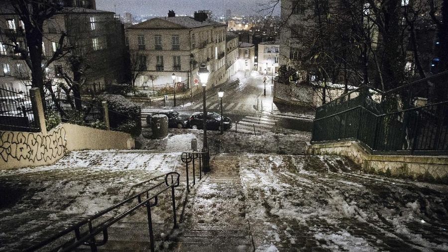 Ilustrasi jam malam di Prancis. AP/Christophe Ena