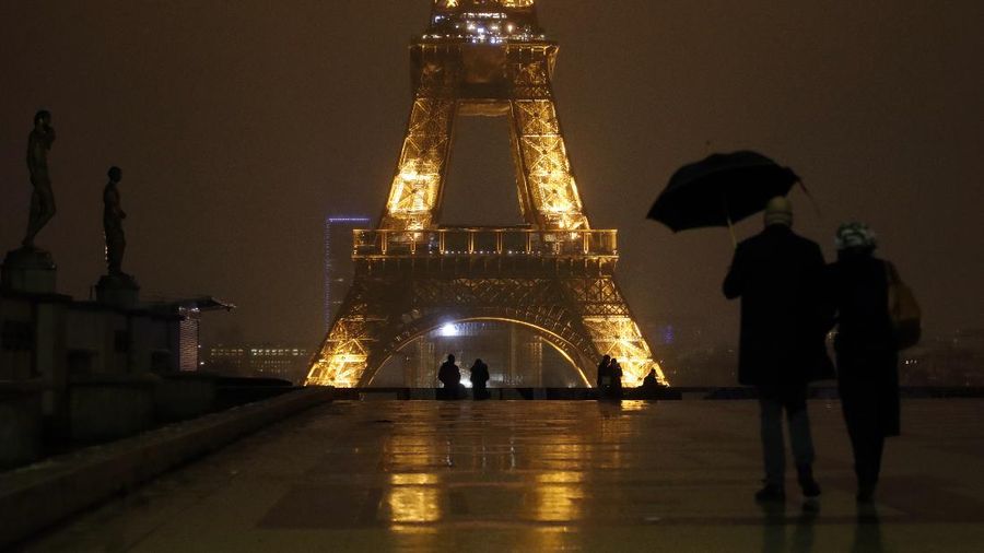 Ilustrasi jam malam di Prancis. AP/Christophe Ena