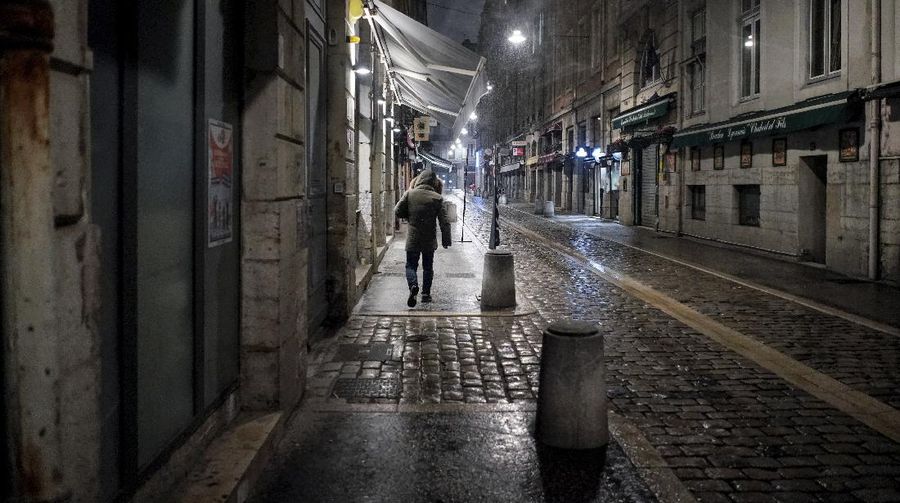 Ilustrasi jam malam di Prancis. AP/Christophe Ena