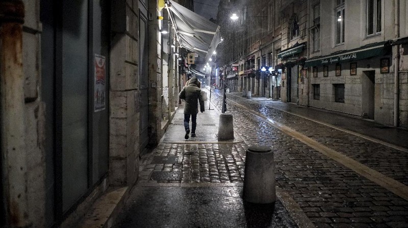 Ilustrasi jam malam di Prancis. AP/Christophe Ena