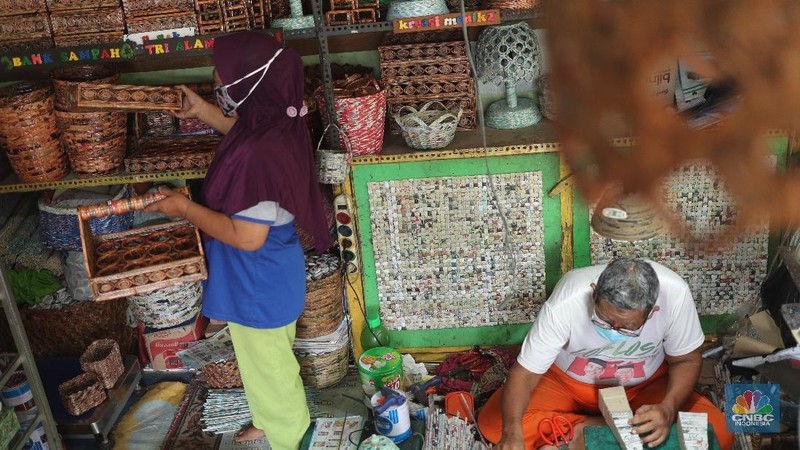 Ilustrasi limbah kertas jadi barang bernilai ekonomis. (CNBC Indonesia/Tri Susilo)