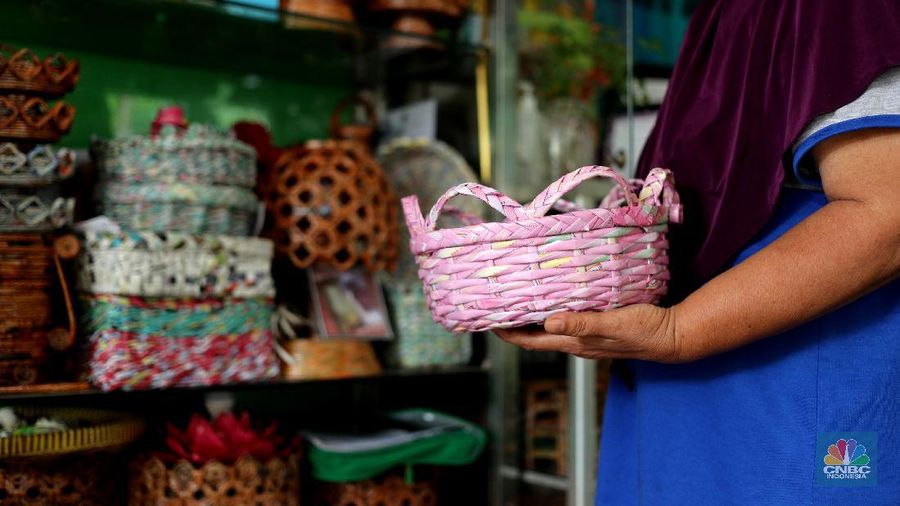 Ilustrasi limbah kertas jadi barang bernilai ekonomis. (CNBC Indonesia/Tri Susilo)