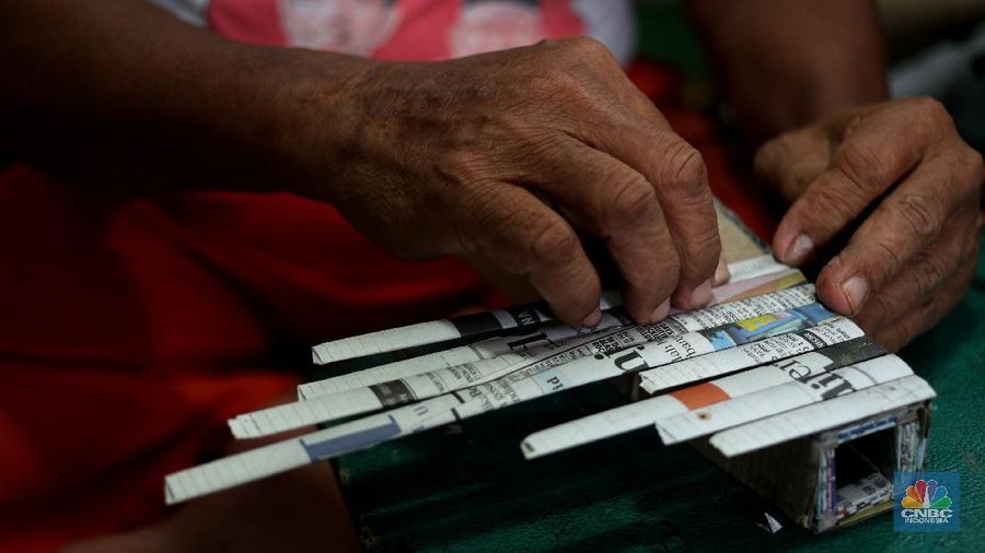 Ilustrasi limbah kertas jadi barang bernilai ekonomis. (CNBC Indonesia/Tri Susilo)