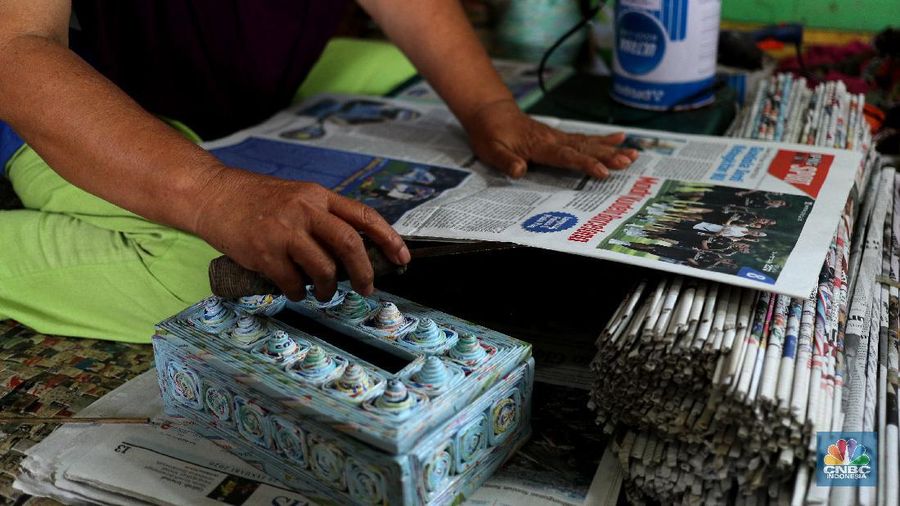 Ilustrasi limbah kertas jadi barang bernilai ekonomis. (CNBC Indonesia/Tri Susilo)