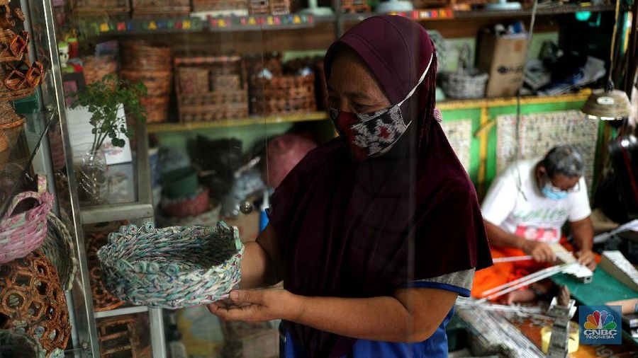 Ilustrasi limbah kertas jadi barang bernilai ekonomis. (CNBC Indonesia/Tri Susilo)