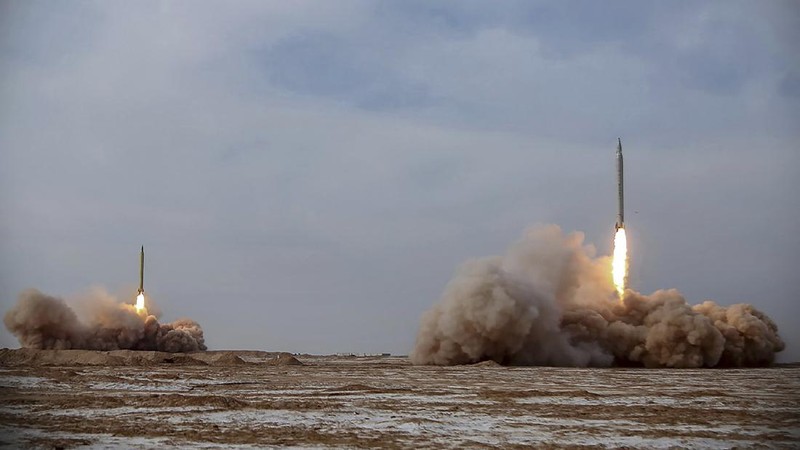 Iran kembali luncurkan rudal balistik dalam latihan militer. (Iranian Revolutionary Guard/Sepahnews via AP)