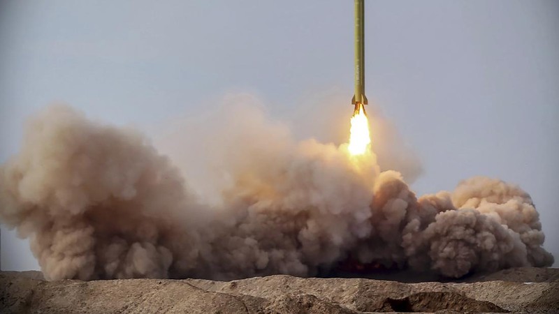 Iran kembali luncurkan rudal balistik dalam latihan militer. (Iranian Revolutionary Guard/Sepahnews via AP)