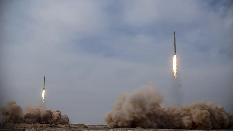Iran kembali luncurkan rudal balistik dalam latihan militer. (Iranian Revolutionary Guard/Sepahnews via AP)