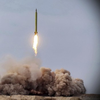 Duarrr! Intip Uji Rudal Balistik Iran yang Incar Kapal Musuh