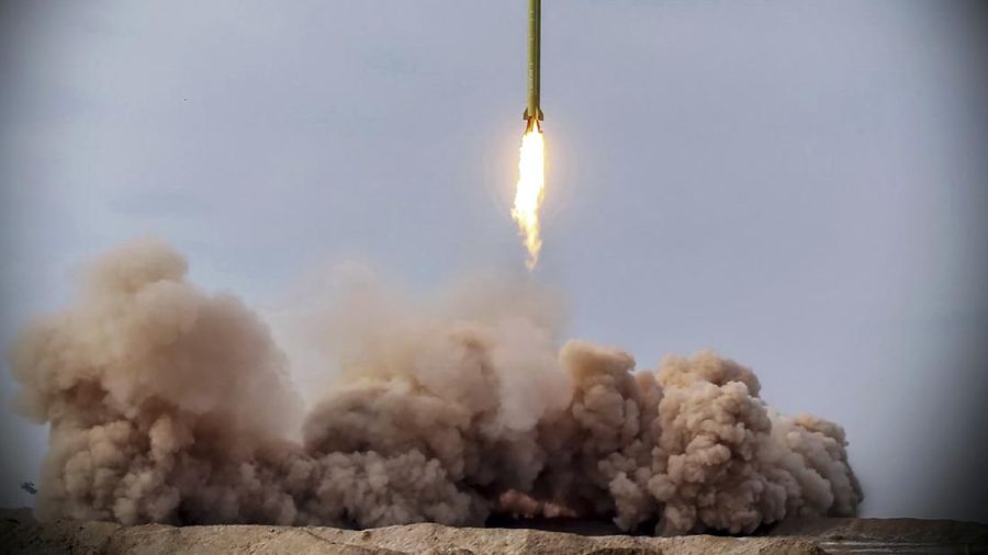 Iran kembali luncurkan rudal balistik dalam latihan militer. (Iranian Revolutionary Guard/Sepahnews via AP)