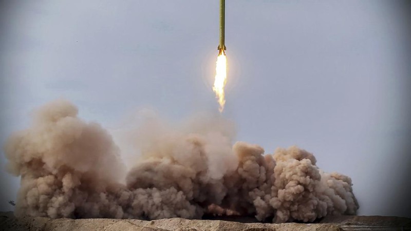 Iran kembali luncurkan rudal balistik dalam latihan militer. (Iranian Revolutionary Guard/Sepahnews via AP)