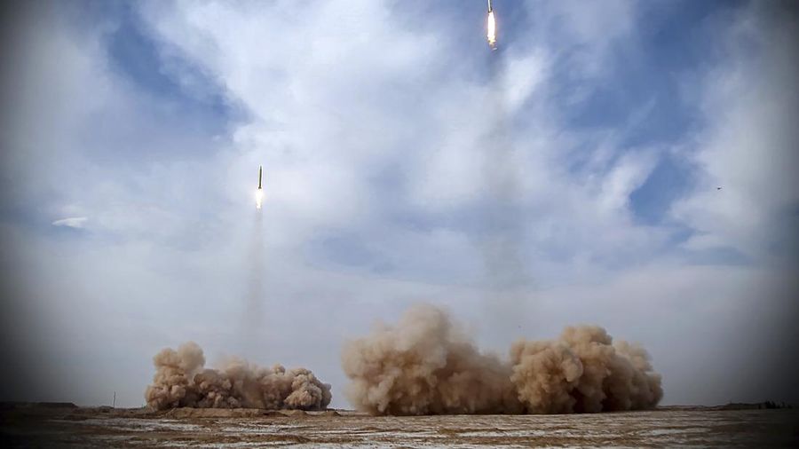 Iran kembali luncurkan rudal balistik dalam latihan militer. (Iranian Revolutionary Guard/Sepahnews via AP)