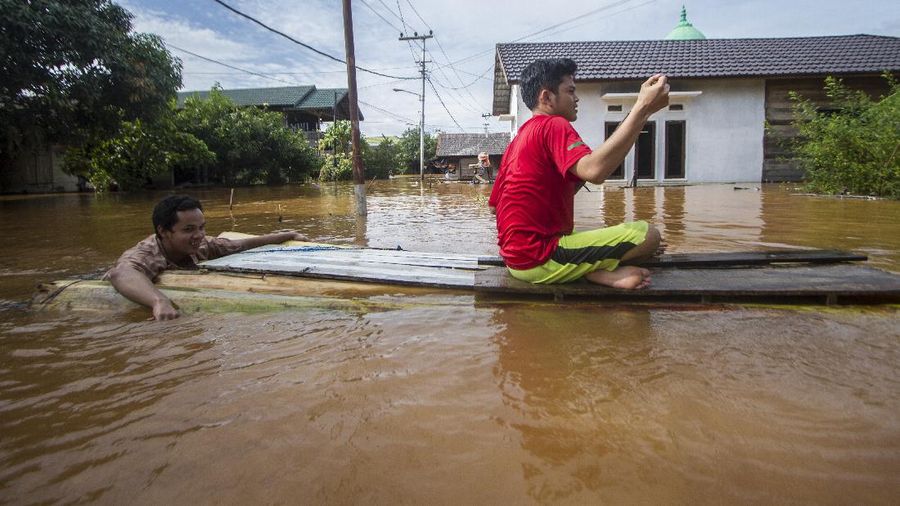 Badan Meteorologi, Klimatologi, dan Geofisika (BMKG) memperkirakan terjadinya hujan di Kalimantan Selatan (Kalsel) dalam 3 hari ke depan. Masyarakat diminta waspada akan potensi banjir hingga tanah longsor karena masih akan terjadi hujan dengan intensitas ringan. (AP/Putra)