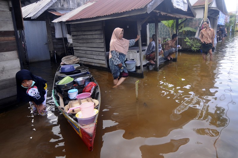Suasana saat acara tabur bunga korban Sriwijaya Air SJ182 di Perairan Kepulauan Seribu, Jakarta, Jumat, (22/1/2021). Acara tabur bunga tersebut dilakukan diatas KRI Semarang dalam rangka memberikan penghormatan terakhir kepada korban jatuhnya pesawat Sriwijaya Air SJ182 di perairan Kepulauan Seribu pada (9/1/2021). (AP/Tatan Syuflana)