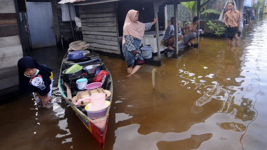 Suasana saat acara tabur bunga korban Sriwijaya Air SJ182 di Perairan Kepulauan Seribu, Jakarta, Jumat, (22/1/2021). Acara tabur bunga tersebut dilakukan diatas KRI Semarang dalam rangka memberikan penghormatan terakhir kepada korban jatuhnya pesawat Sriwijaya Air SJ182 di perairan Kepulauan Seribu pada (9/1/2021). (AP/Tatan Syuflana)