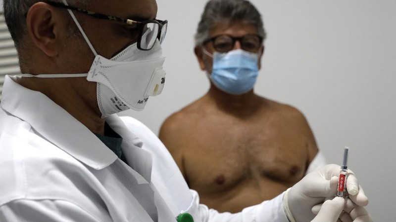 Brasil akhirnya menyetujui penggunaan darurat vaksin corona China Sinovac Biotech Ltd. (AP/Carla Carniel)