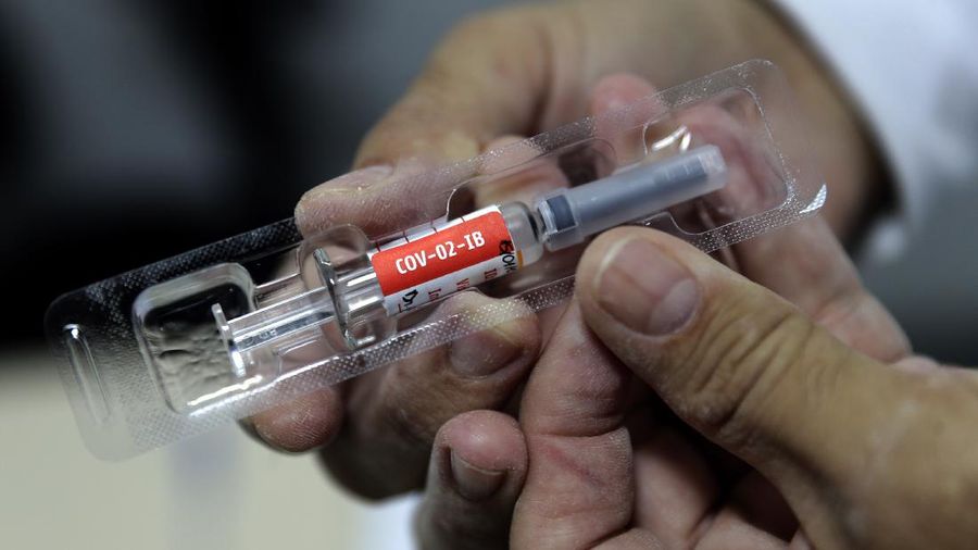Brasil akhirnya menyetujui penggunaan darurat vaksin corona China Sinovac Biotech Ltd. (AP/Carla Carniel)