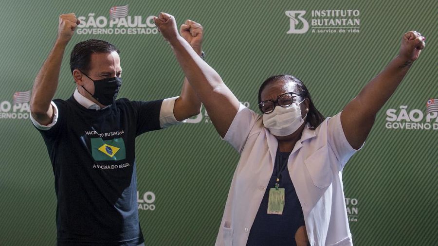 Brasil akhirnya menyetujui penggunaan darurat vaksin corona China Sinovac Biotech Ltd. (AP/Carla Carniel)