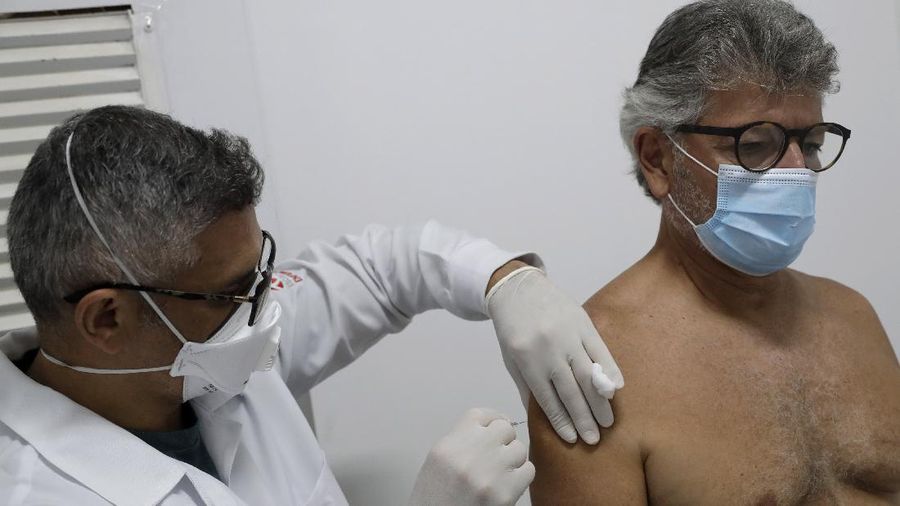 Brasil akhirnya menyetujui penggunaan darurat vaksin corona China Sinovac Biotech Ltd. (AP/Carla Carniel)