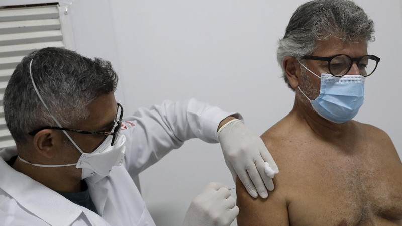 Brasil akhirnya menyetujui penggunaan darurat vaksin corona China Sinovac Biotech Ltd. (AP/Carla Carniel)