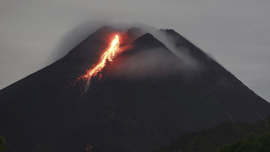 Erupsi Gunung Merapi. (AP/Taufiq Rozzaq)