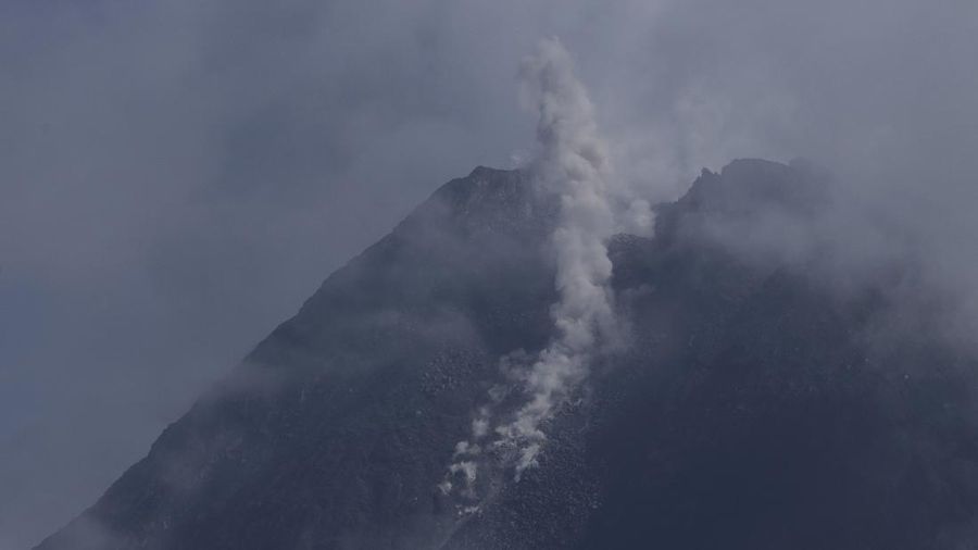 Prajurit TNI AL menurunkan bagian mesin turbin pesawat Sriwijaya Air SJ182 rute Jakarta-Pontianak dari KRI Cucut (886) di Dermaga JICT, Tanjung Priok, Jakarta, Minggu (10/1/2021). (CNBC Indonesia/ Andrean Kristianto)