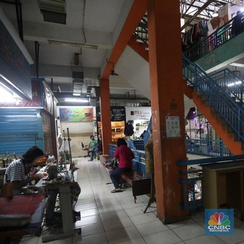 Potret Sepi Pasar Santa di Tengah PPKM