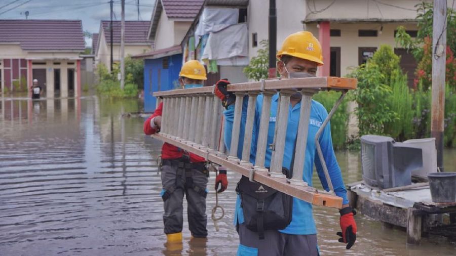 PLN pulihkan gardu listrik terdampak banjir di kalsel. Dok: PLN