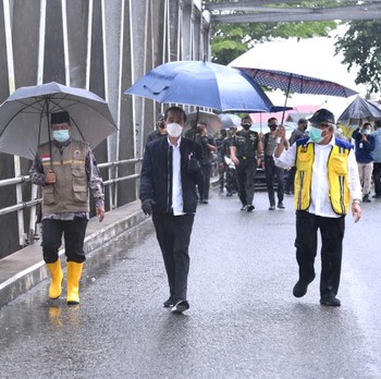 Potret Gaya 'Blusukan' Jokowi Cek Banjir Kalimantan Selatan