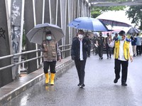 Potret Gaya 'Blusukan' Jokowi Cek Banjir Kalimantan Selatan