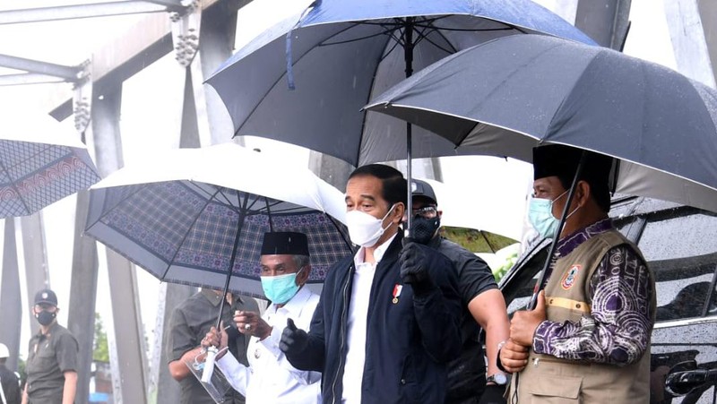 Presiden Joko Widodo meninjau sungai Martapura dari jembatan Pakauman yang berada di Kecamatan Martapura Timur, Kabupaten Banjar, Provinsi Kalimantan Selatan. (Dok: Biro Pers - Sekretariat Presiden)