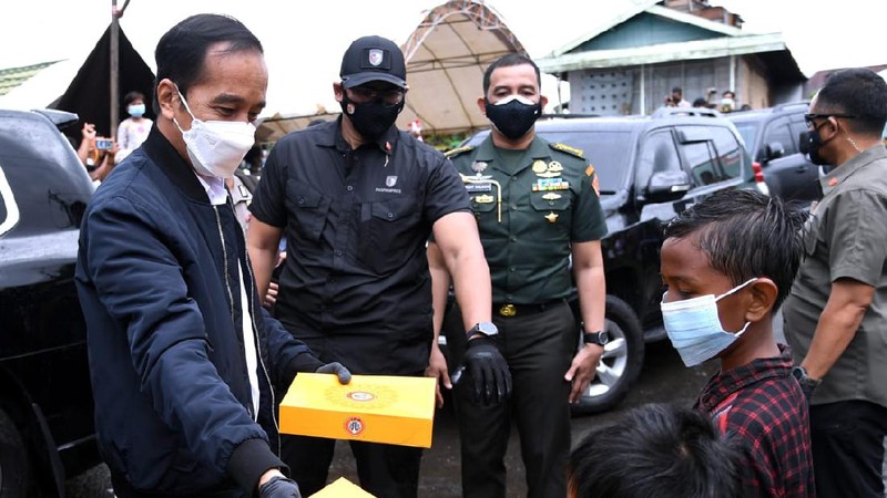 Presiden Joko Widodo meninjau sungai Martapura dari jembatan Pakauman yang berada di Kecamatan Martapura Timur, Kabupaten Banjar, Provinsi Kalimantan Selatan. (Dok: Biro Pers - Sekretariat Presiden)