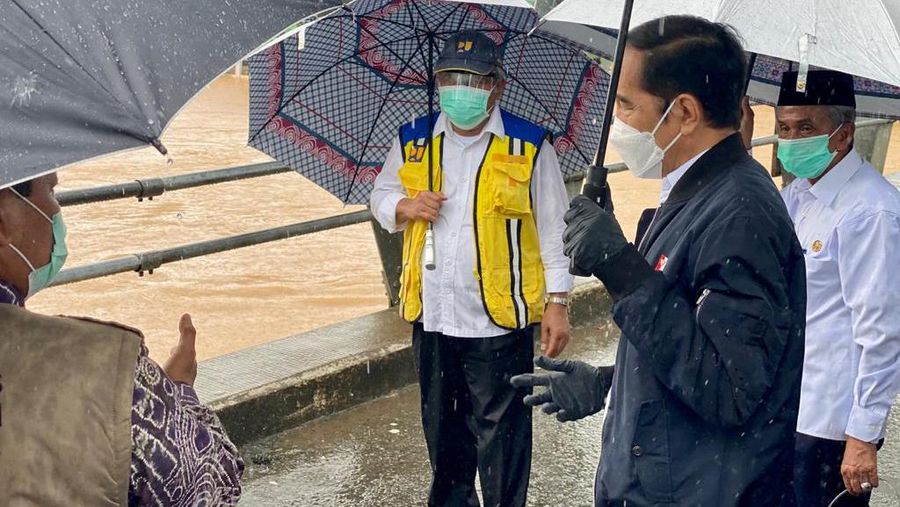 Presiden Joko Widodo meninjau sungai Martapura dari jembatan Pakauman yang berada di Kecamatan Martapura Timur, Kabupaten Banjar, Provinsi Kalimantan Selatan. (Dok: Biro Pers - Sekretariat Presiden)