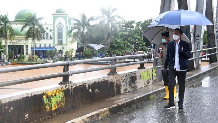 Presiden Joko Widodo meninjau sungai Martapura dari jembatan Pakauman yang berada di Kecamatan Martapura Timur, Kabupaten Banjar, Provinsi Kalimantan Selatan. (Dok: Biro Pers - Sekretariat Presiden)
