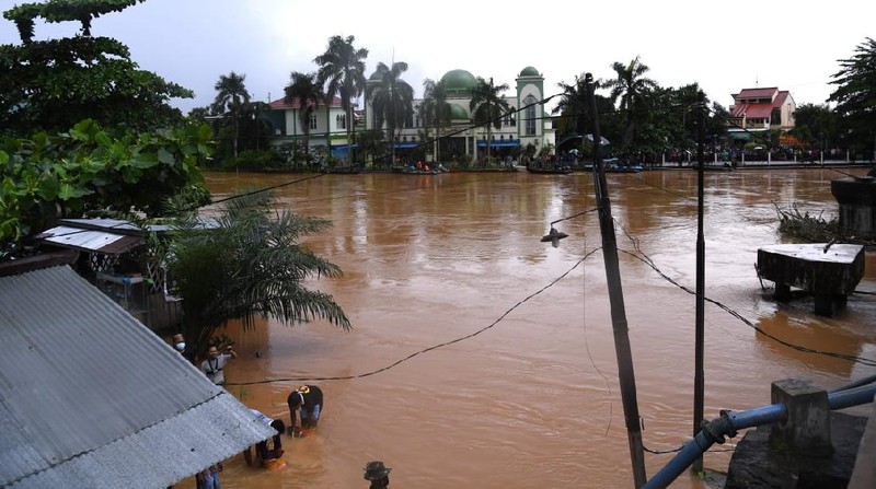 Presiden Joko Widodo meninjau sungai Martapura dari jembatan Pakauman yang berada di Kecamatan Martapura Timur, Kabupaten Banjar, Provinsi Kalimantan Selatan. (Dok: Biro Pers - Sekretariat Presiden)