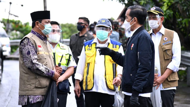 Presiden Joko Widodo meninjau sungai Martapura dari jembatan Pakauman yang berada di Kecamatan Martapura Timur, Kabupaten Banjar, Provinsi Kalimantan Selatan. (Dok: Biro Pers - Sekretariat Presiden)