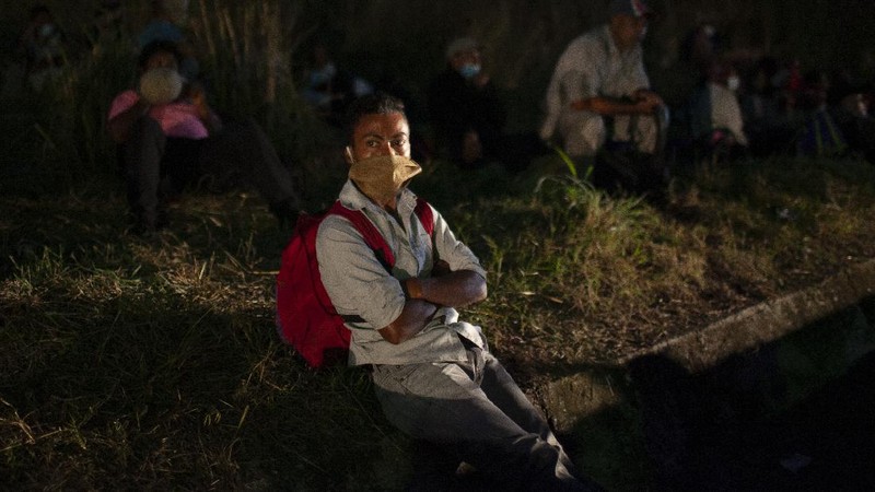 Ribuan migran honduras nekat migrasi ke AS. (AP/Sandra Sebastian)