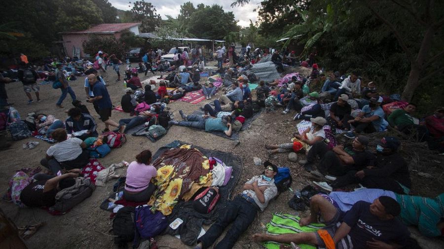 Ribuan migran honduras nekat migrasi ke AS. (AP/Sandra Sebastian)