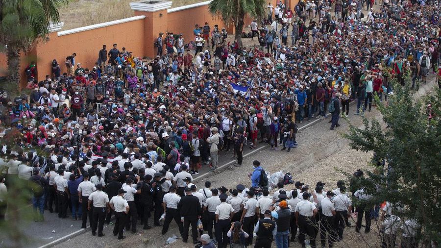 Ribuan migran honduras nekat migrasi ke AS. (AP/Sandra Sebastian)