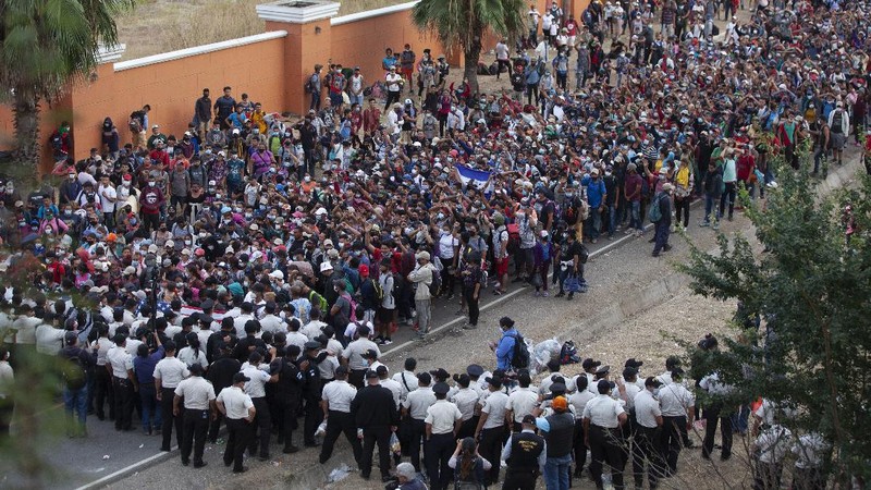 Ribuan migran honduras nekat migrasi ke AS. (AP/Sandra Sebastian)