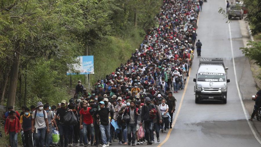 Ribuan migran honduras nekat migrasi ke AS. (AP/Sandra Sebastian)