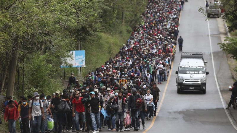 Ribuan migran honduras nekat migrasi ke AS. (AP/Sandra Sebastian)