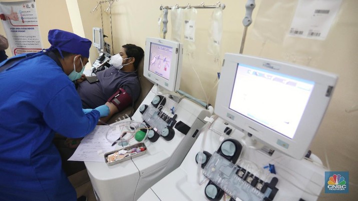 Donor plasma konvalesen penyitas Covid-19. (CNBC Indonesia/Andrean Kristianto)