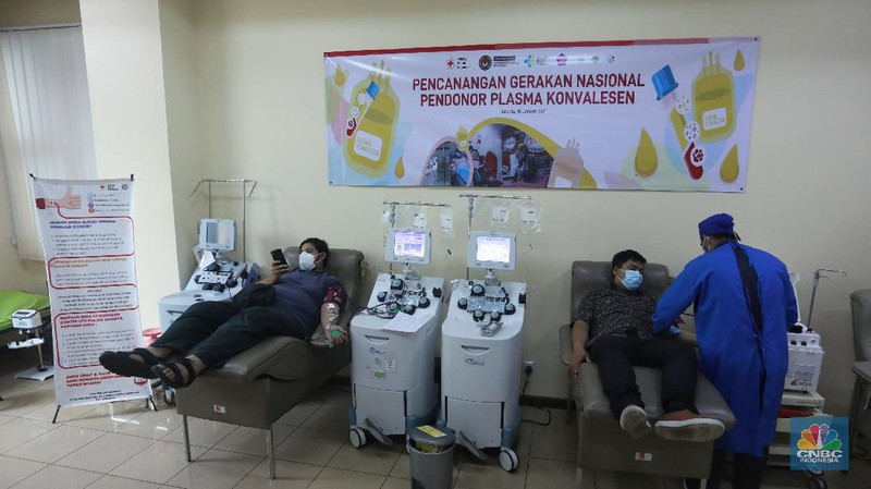 Donor plasma konvalesen penyitas Covid-19. (CNBC Indonesia/Andrean Kristianto)