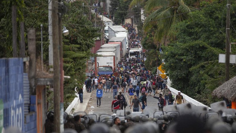 Migran Honduras berusaha menembus Amerika Serikat. (AP/Sandra Sebastian)