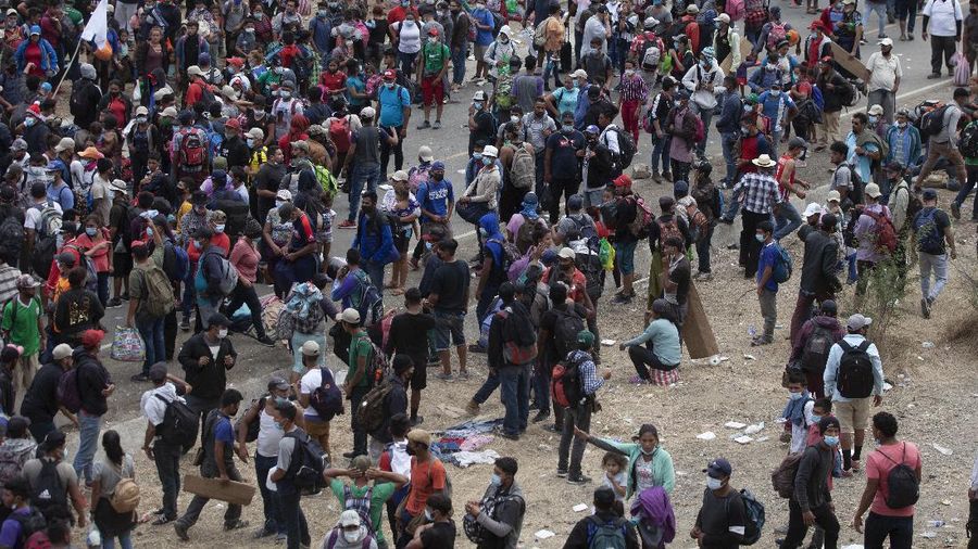 Migran Honduras berusaha menembus Amerika Serikat. (AP/Sandra Sebastian)