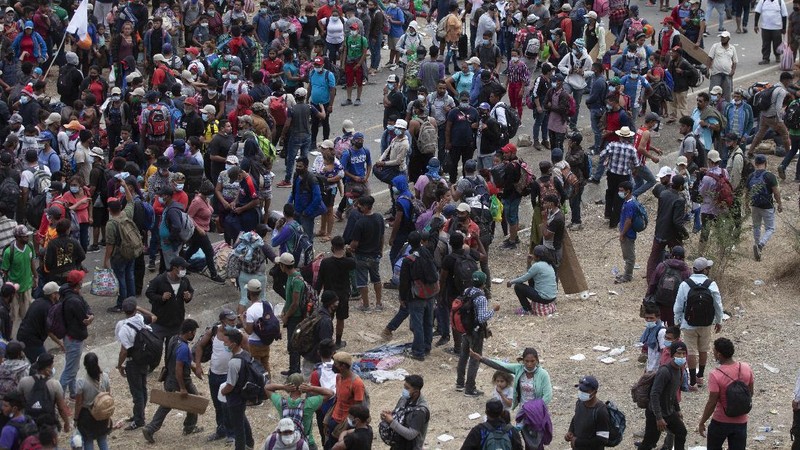 Migran Honduras berusaha menembus Amerika Serikat. (AP/Sandra Sebastian)
