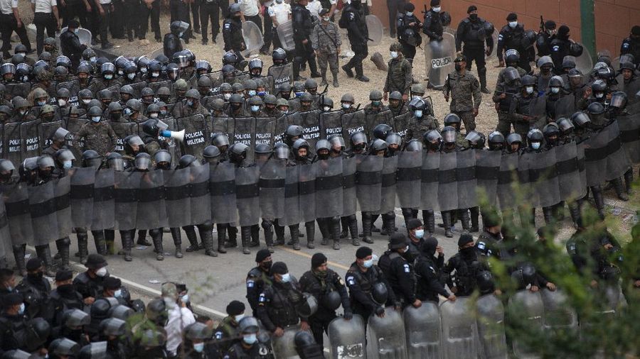 Migran Honduras berusaha menembus Amerika Serikat. (AP/Sandra Sebastian)