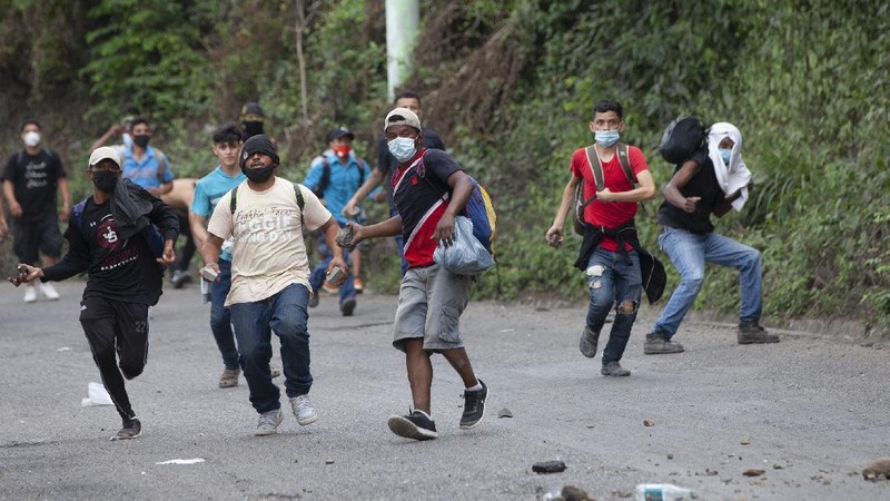Migran Honduras berusaha menembus Amerika Serikat. (AP/Sandra Sebastian)