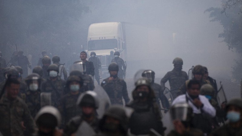 Migran Honduras berusaha menembus Amerika Serikat. (AP/Sandra Sebastian)